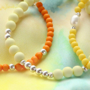 Inspirationsets So geht's: Bunte Armbänder mit Acryl-Perlen gestalten 
