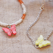 Inspirationsets Designen Sie fröhlichen Schmuck mit farbenfrohen Schmetterlingsanhängern