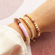 Inspirationsets Ideen, wie man Armbänder mit Perlen aus DQ-Metall designen kann.