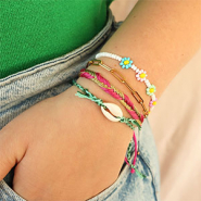 Inspirationsets Inspirationszeit mit fertigen, hippen Armbändern