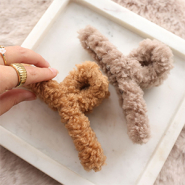 Inspirationsets Teddyfell Plüsch-Haarklammern dekorativ zeigen