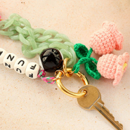 Inspirationsets Accessoires mit Resin- und Häkelanhaengern gestalten