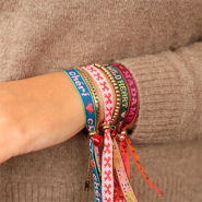 Inspirationsets BY31®-Band mit Text setzt sich in Szene 