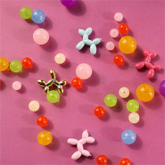 Inspirationsets Kettendesigns mit runden DQ®-Acrylperlen, die gesehen werden