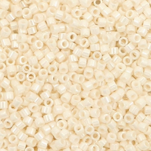 Miyuki Perlen 11/0 delica's Opaque dark cream beige DB-732
