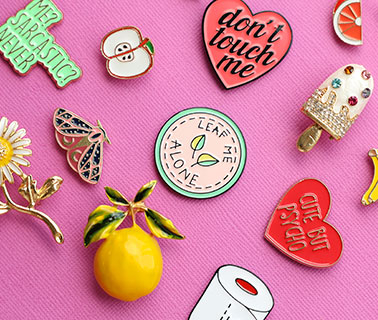 Neue Serie farbenfroher Broschen und Pins Neue Serie farbenfroher Broschen und Pins