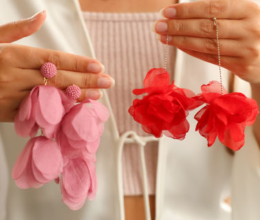 Trendige Ohrringe im Schleifen- und Blumendesign Trendige Ohrringe im Schleifen- und Blumendesign