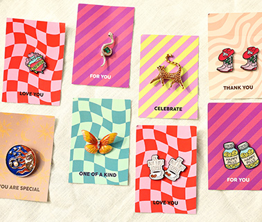 Jetzt da! Broschen und Pins in verspielten Designs Jetzt da! Broschen und Pins in verspielten Designs