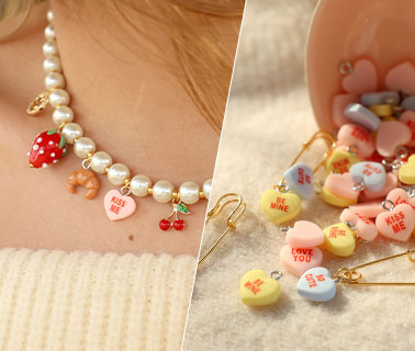 Bunte Anhänger aus Resin mit weihnachtlichen Motiven Bunte Anhänger aus Resin mit weihnachtlichen Motiven