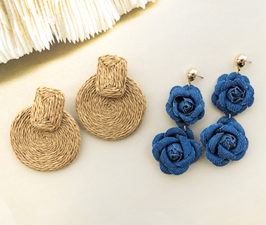 Statement-Ohrringe aus Raffia und Denim Statement-Ohrringe aus Raffia und Denim