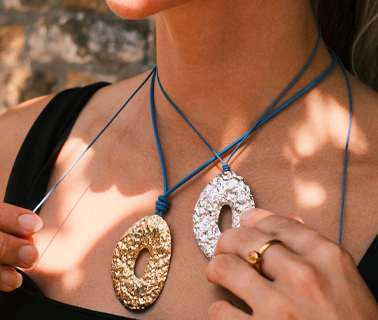Neue Lederband-Serie f&uuml;r auff&auml;llige Schmuckdesigns