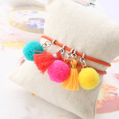 Die bunten Pompom Anh&auml;nger f&uuml;r den Sommer, in den aller sch&ouml;nsten neuen und fr&ouml;hlichen Farben. Diese d&uuml;rfen sicher nicht fehlen in Ihrer Sommer Kollektion!
