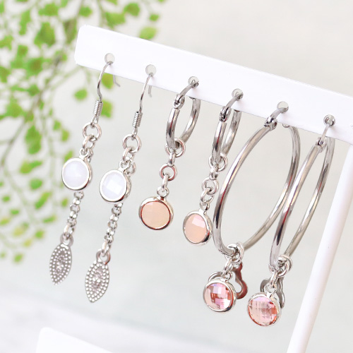 Ohrringe und Armb&auml;nder mit Anh&auml;ngern aus Kristallglas