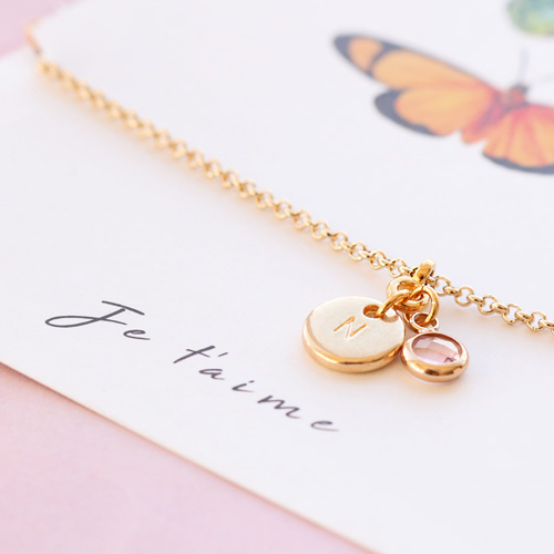 Machen Sie minimalistischen Schmuck mit trendy neuen Initialen Anh&auml;ngern