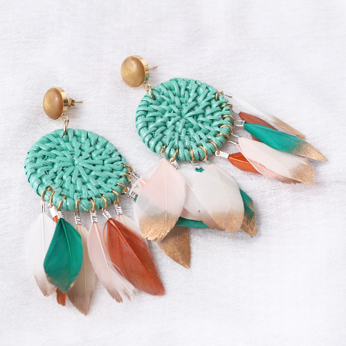 DIY Schmuck f&uuml;r die Festival Saison mit Federn und Rotan Anh&auml;ngern