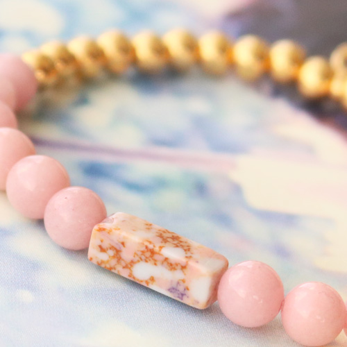 Legen Sie los! Machen Sie Schmuck und eine Sonnenbrillenschnur mit Tuben aus Naturstein Perlen