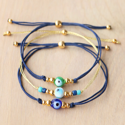 Sehen Sie hier, wie Sie mit den Perlen des b&ouml;sen Blicks trendige Armb&auml;nder herstellen:
