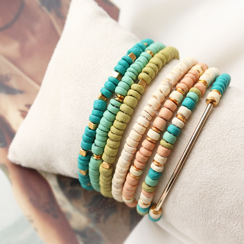 Armb&auml;nder und Ohrringe mit Kokos Perlen im Bohemian Stil: