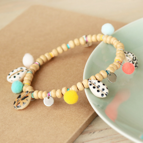 Diese farbenfrohen Gegenst&auml;nde k&ouml;nnen mit Kauri Muschelperlen und Pompom Anh&auml;ngern hergestellt werden: