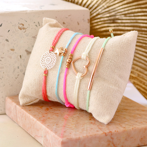 Diese trendigen Armb&auml;nder k&ouml;nnen mit dem neuen Macram&eacute; Band hergestellt werden