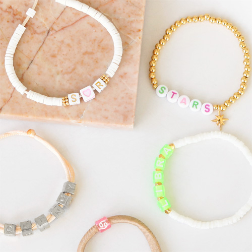 Sehen Sie hier, wie Sie sch&ouml;ne Armb&auml;nder mit Buchstabenperlen herstellen k&ouml;nnen: