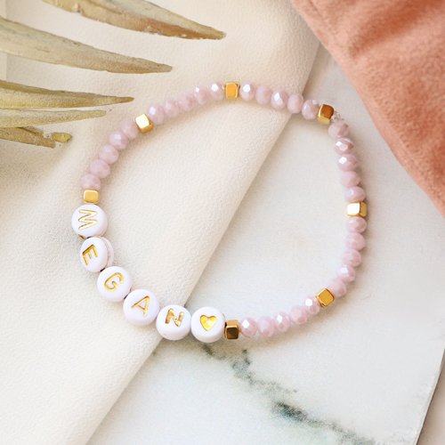 Sie stellen diese Armb&auml;nder mit den neuesten Acryl Buchstabenperlen her: