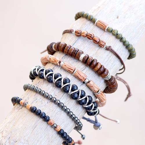 Fangen Sie an und stellen Sie ganz einfach Armb&auml;nder mit Holzperlen her