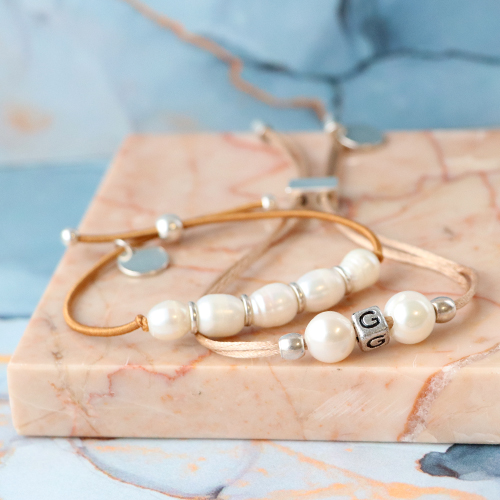 Wie man trendige Armb&auml;nder mit S&uuml;&szlig;wasserperlen, Satinband und farbigem Elastik macht: