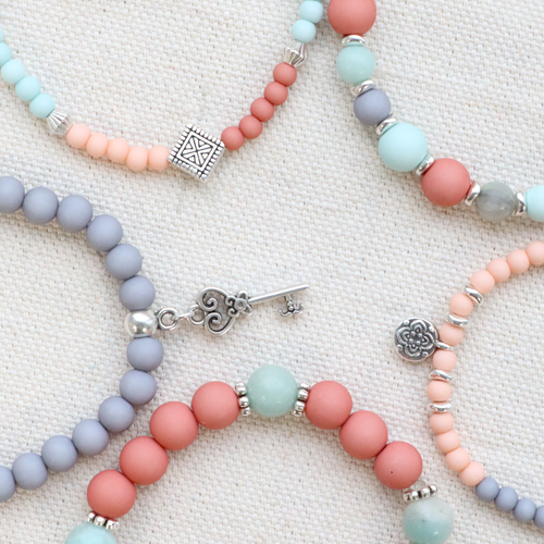 Diese bunten Armb&auml;nder bestehen aus Acrylperlen: