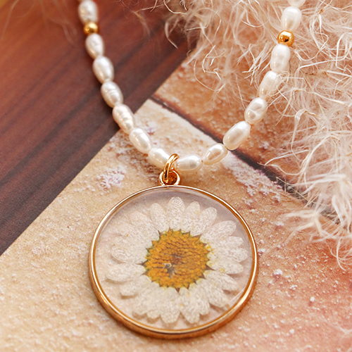 Mit diesen Artikeln k&ouml;nnen Sie den sch&ouml;nsten Schmuck mit getrockneten Blumenanh&auml;ngern herstellen: