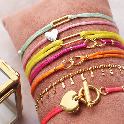 Inspiration f&uuml;r die Herstellung trendiger Armb&auml;nder mit Zwischenst&uuml;cken aus Edelstahl und Satinfband