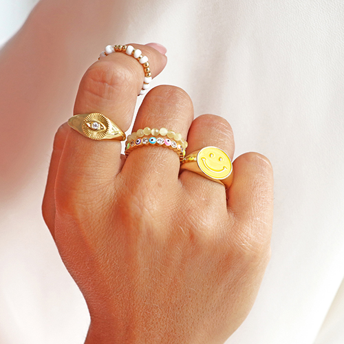 Kombinieren Sie die Ringe mit Emaille und selbst gemachte Ringe