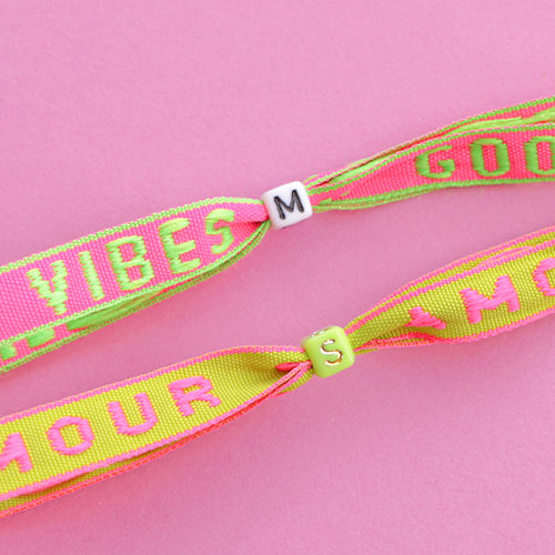Kreativ mit Schmucktextband in Neonfarben sein 