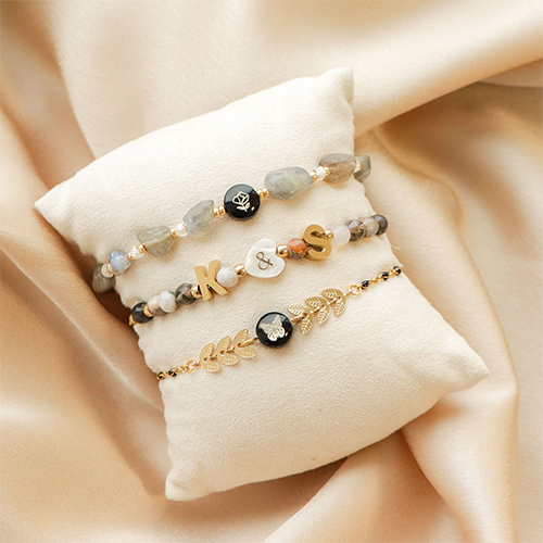 So entwerfen Sie eine Armbandkollektion mit Glasperlen