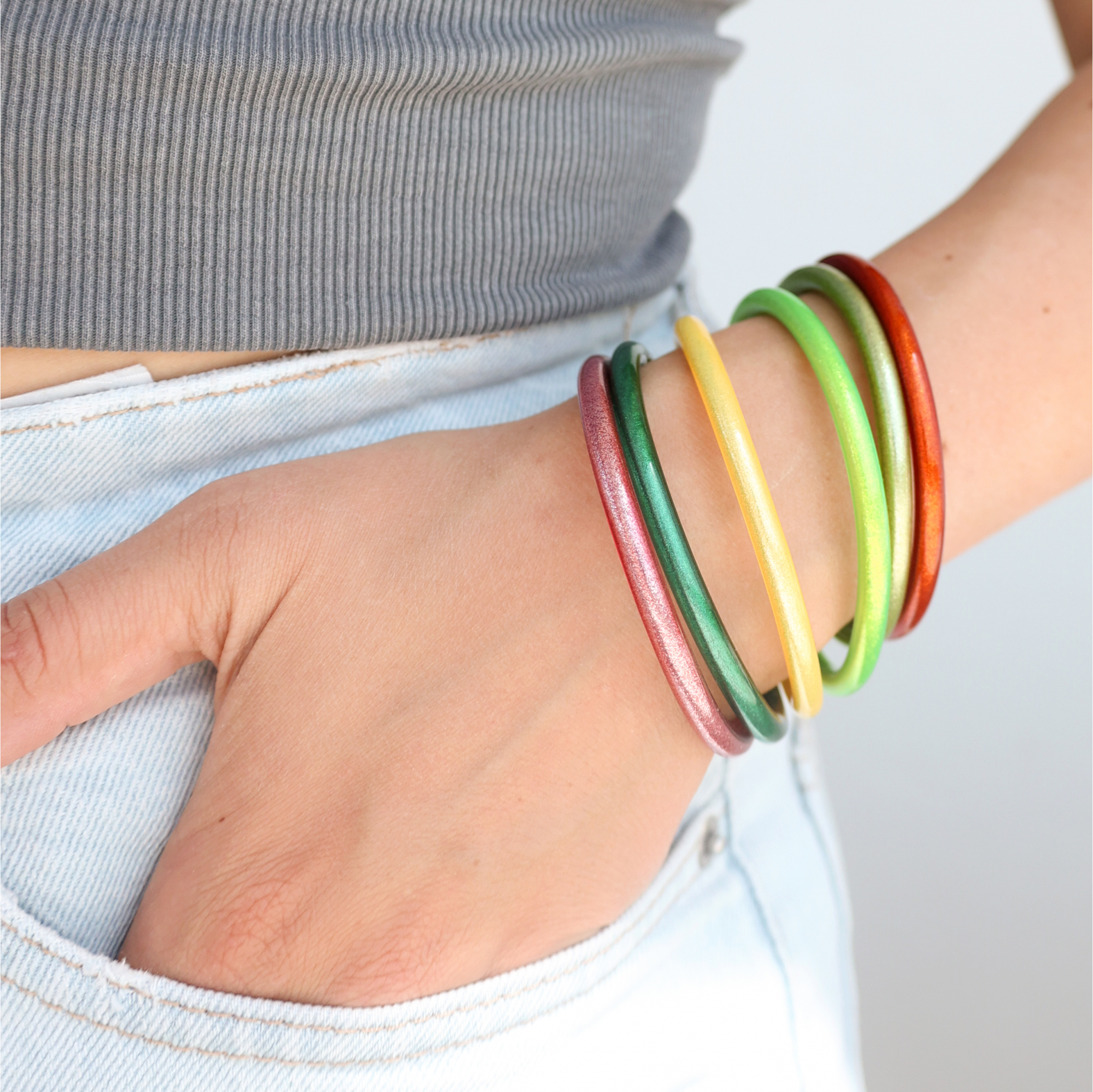 Styling-Tipps mit Armreifen im Temple-Look