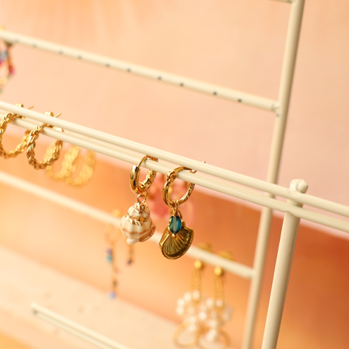 Schmuckst&uuml;cke an stilvollen Schmuck-Aufsteller pr&auml;sentieren