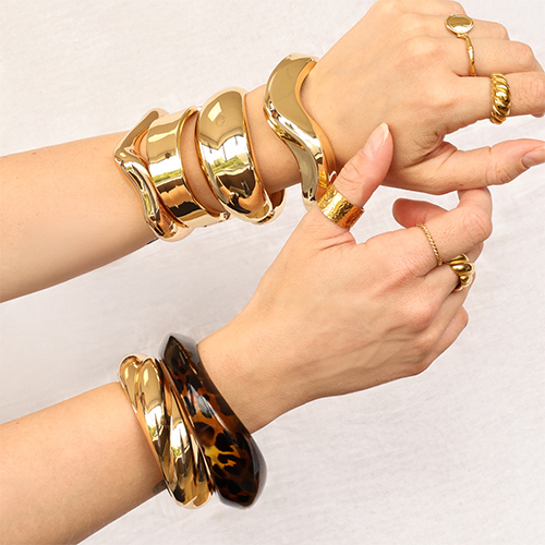 Eyecatcher: Breiter Armschmuck aus Resin und Metall
