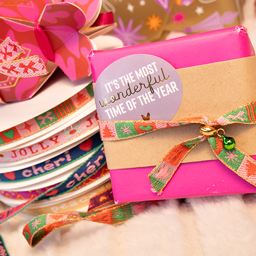 Verleihen Sie Geschenken und Schmuckkreationen eine festliche Note mit dekorativen B&auml;ndern
