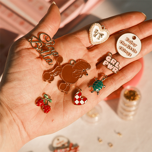 DIY: Schmuck gestalten mit Metallanh&auml;ngern