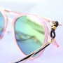 Sommer Sonnenbrillenkordel mit goldenen Details und minimalistischen Ohrringen aus Stainless Steel.
