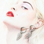 Sommer Sonnenbrillenkordel mit goldenen Details und minimalistischen Ohrringen aus Stainless Steel.