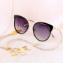 Sommer Sonnenbrillenkordel mit goldenen Details und minimalistischen Ohrringen aus Stainless Steel.