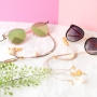 Sommer Sonnenbrillenkordel mit goldenen Details und minimalistischen Ohrringen aus Stainless Steel.