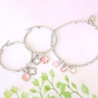 Ohrringe und Armb&auml;nder mit Anh&auml;ngern aus Kristallglas