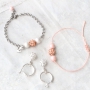 PASSENDE Armb&auml;nder und Ohrringe mit Perlen aus Acryl matt mit Pearl Coating + Strass Perlen