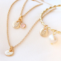 Machen Sie minimalistischen Schmuck mit trendy neuen Initialen Anh&auml;ngern