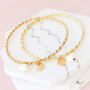 Machen Sie minimalistischen Schmuck mit trendy neuen Initialen Anh&auml;ngern