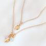 Machen Sie minimalistischen Schmuck mit trendy neuen Initialen Anh&auml;ngern
