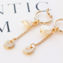 Machen Sie minimalistischen Schmuck mit trendy neuen Initialen Anh&auml;ngern