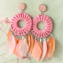 DIY Schmuck f&uuml;r die Festival Saison mit Federn und Rotan Anh&auml;ngern
